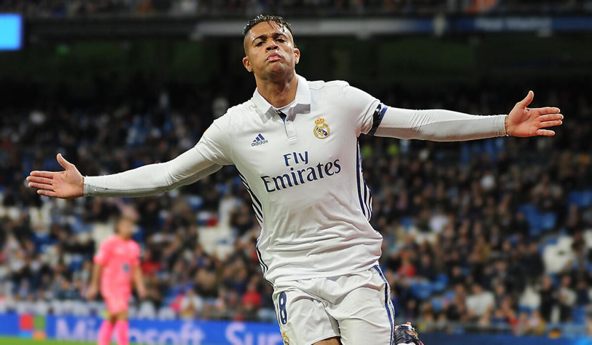 Il Real scarica Mariano Diaz, servono 10 milioni. Fiorentina interessata ma il Lione è in pole... - MADRID, SPAIN - NOVEMBER 30:  Mariano Diaz Mejia of Real Madrid CF celebrates after scoring Real's 3rd goal during the Copa del Rey last of 32 match between Real Madrid and Cultural Leonesa at estadio Santiago Bernabeu on November 30, 2016 in Madrid,