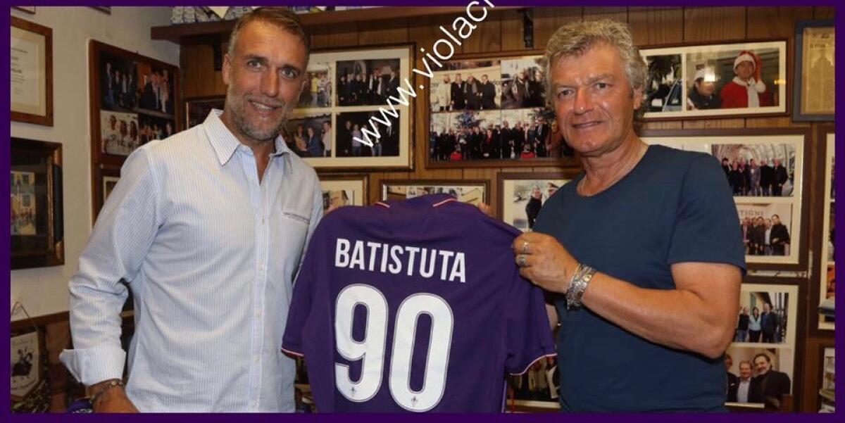 La Fiorentina omaggia Batistuta per gli anni trascorsi in viola, il premio dalle mani di Antognoni - 