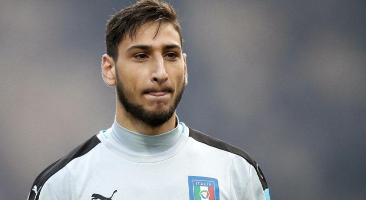 Incredibile a Cracovia, pioggia di dollari finti su Donnarumma. Partita sospesa e portiere furioso - 