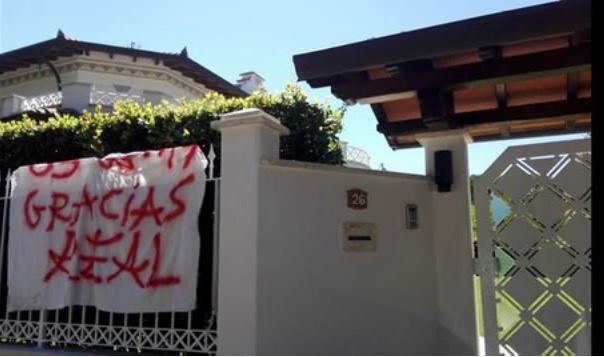 Striscione sotto casa Buffon