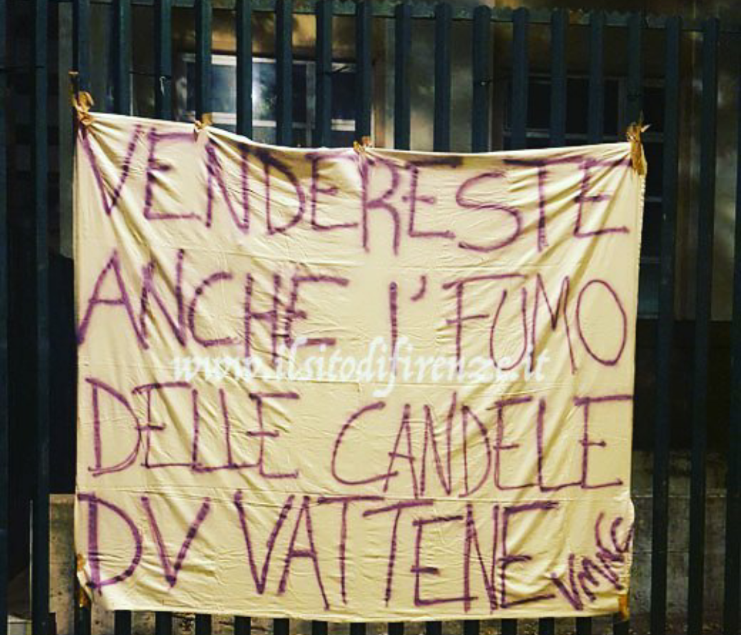 Questo lo striscione appeso questa notte ai cancelli dello Stadio Franchi