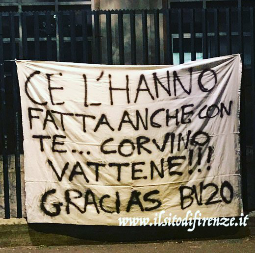 Lo striscione dei tifosi della Fiorentina nei confronti della società viola