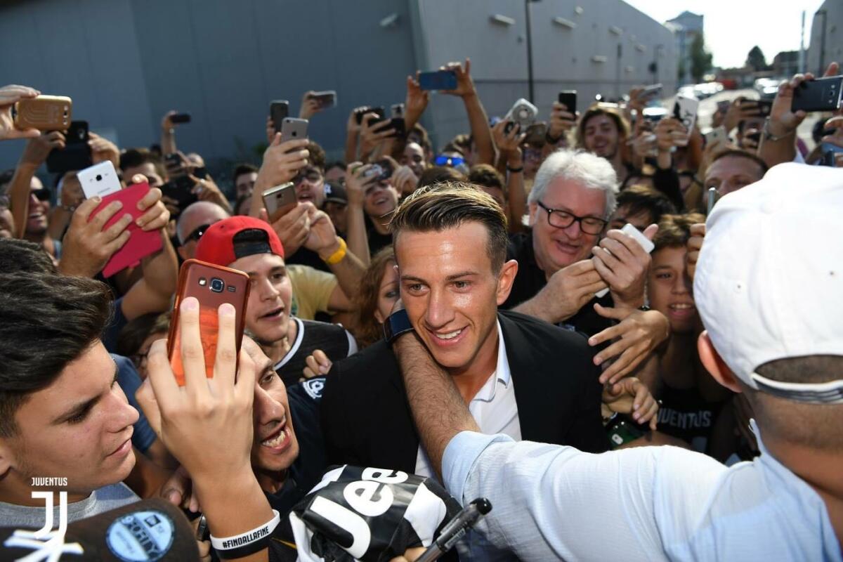Delirio per Bernardeschi alle visite mediche. Ha rinunciato a parte dello stipendio della Fiorentina per vestire di bianconero - 