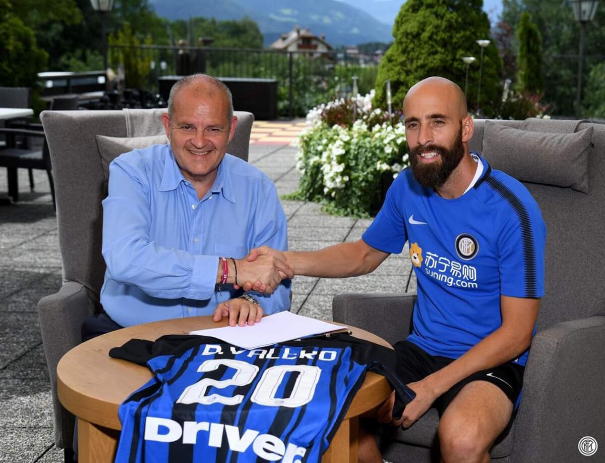 Borja Valero: "Non sarei mai andato via da Firenze, ma c'erano troppe divergenze con la dirigenza" - La firma sul contratto di Borja Valero nel ritiro dell'Inter e la maglia numero 20