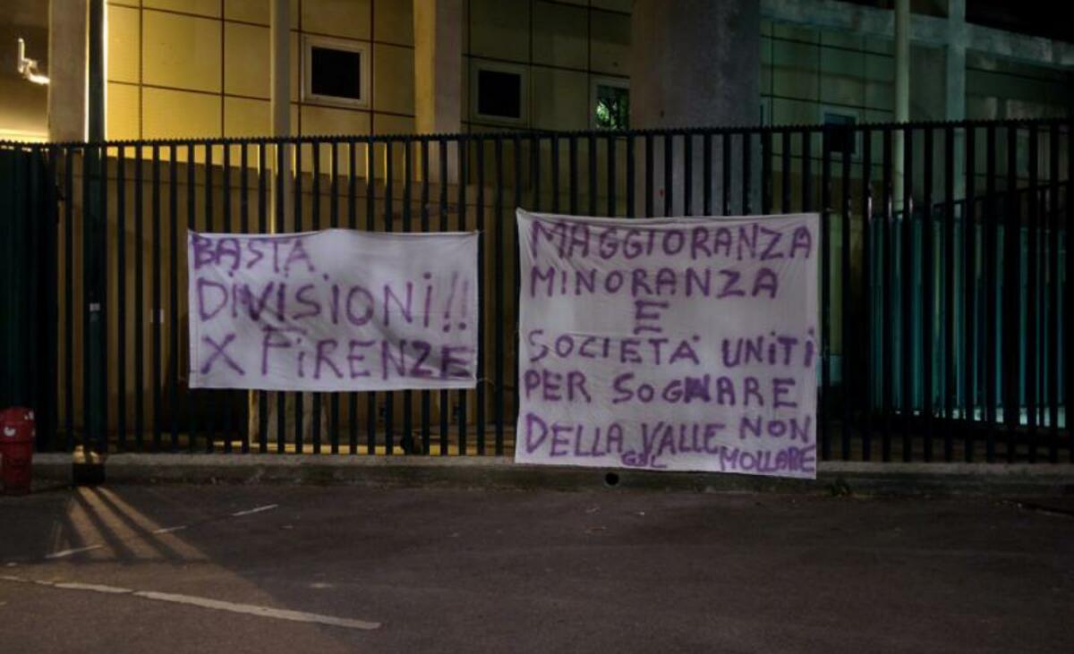 Striscione al Franchi: "Maggioranza, minoranza e società uniti per sognare Della Valle non mollare" - Lo striscione appeso allo stadio Franchi nella notte