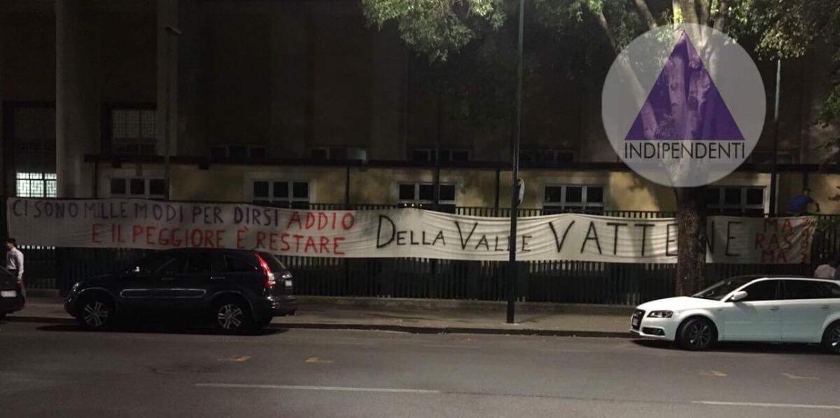 La Fiesole tuona ancora: "Ci sono modi e modi per dirsi addio, il peggiore è restare. Della Valle vattene" - Lo striscione della Curva Fiesole contro la società viola