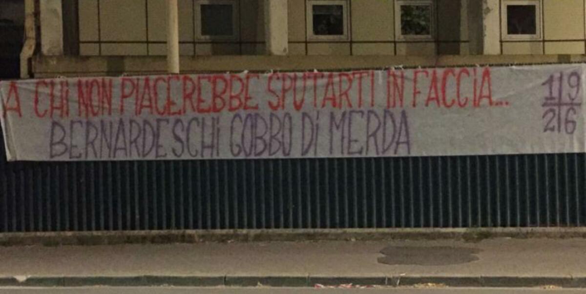 La Fiesole tuona: "A chi non piacerebbe sputarti in faccia, Bernardeschi gobbo di merda" - Lo striscione della Curva Fiesole contro Bernardeschi