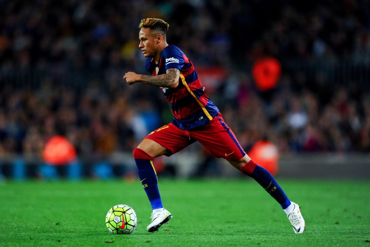 Da Parigi, PSG pronto a pagare 222 milioni per Neymar. Fernandez: "Nessuno pagherà quella cifra" - BARCELONA, SPAIN - APRIL 17:  Neymar of FC Barcelona runs with the ball during the La Liga match between FC Barcelona and Valencia CF at Camp Nou on April 17, 2016 in Barcelona, Spain.  (Photo by David Ramos/Getty Images)