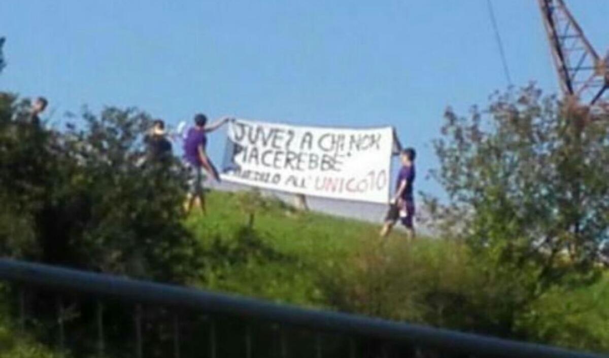 STRISCIONE A MOENA: "JUVE A CHI NON PIACEREBBE? CHIEDI ALL'UNICO 10" - 