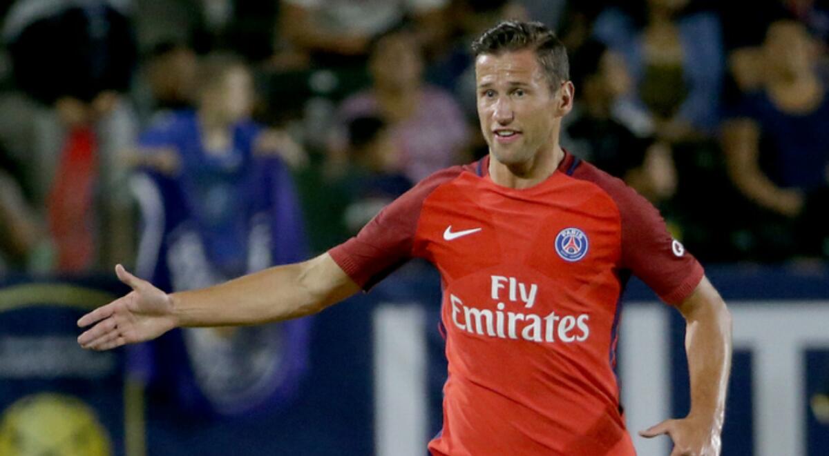 La Nazione, Corvino vuole affidare il centrocampo della Fiorentina a Krychowiak del Psg ma il problema è l'ingaggio altissimo - 