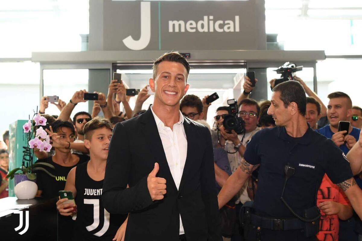 Bernardeschi: "Grazie a tutti per essere qui. Che onore giocare con Buffon. Forza Juventus!" - 