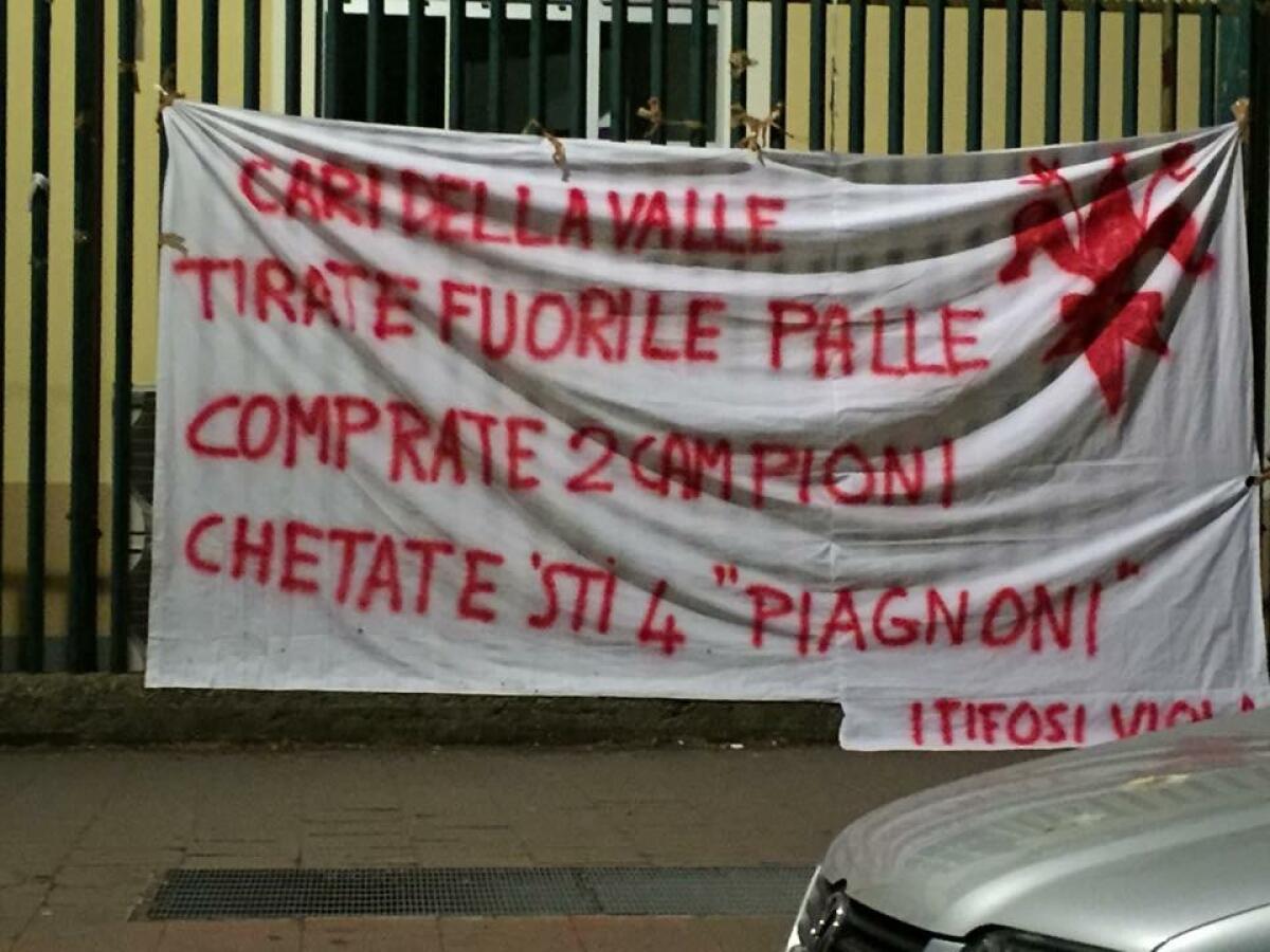 Nuovo striscione: "Cari DV tirate fuori gli attributi, comprate 2 campioni e ‘chetate’ questi 4 piagnoni" - 