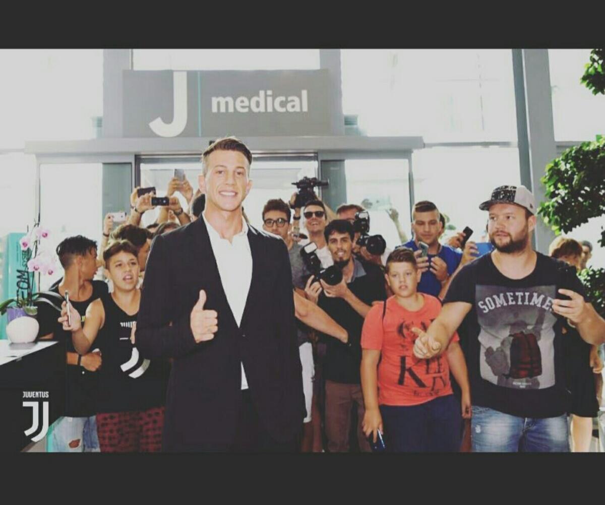 Berna su Instagram: "Grazie a società e magazzinieri, in viola sono cresciuto. Emozionato di essere alla Juventus.." - 
