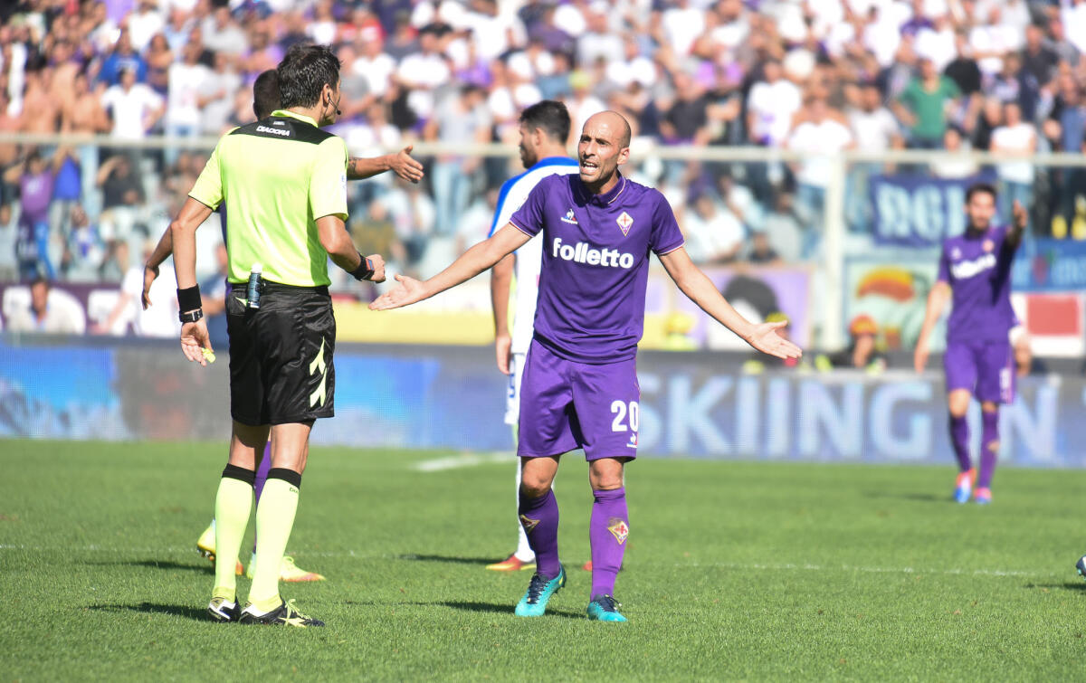 Borja Valero su Twitter: "Sto arrivando". Ma la sua espressione sulla faccia... - Stadio Artemio Franchi, 16.10.2016, Fiorentina-Atalanta, Foto Firoenzo Sernacchioli, copyright Labaroviola.com