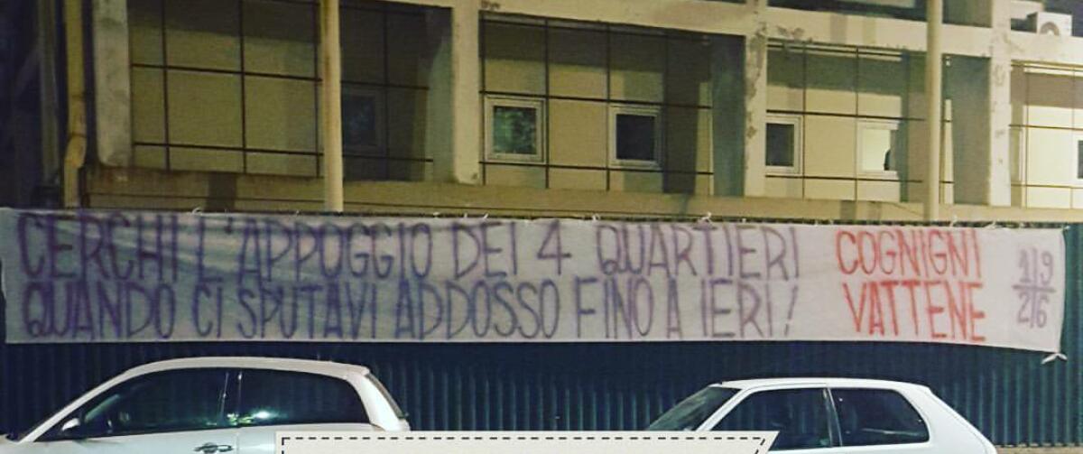 Striscione contro Cognigni: "Cerchi l'appoggio dei quattro quartieri quando ci sputavi addosso fino a ieri. Cognigni vattene!" - Lo striscione appeso ai cancelli del Franchi durante la notte