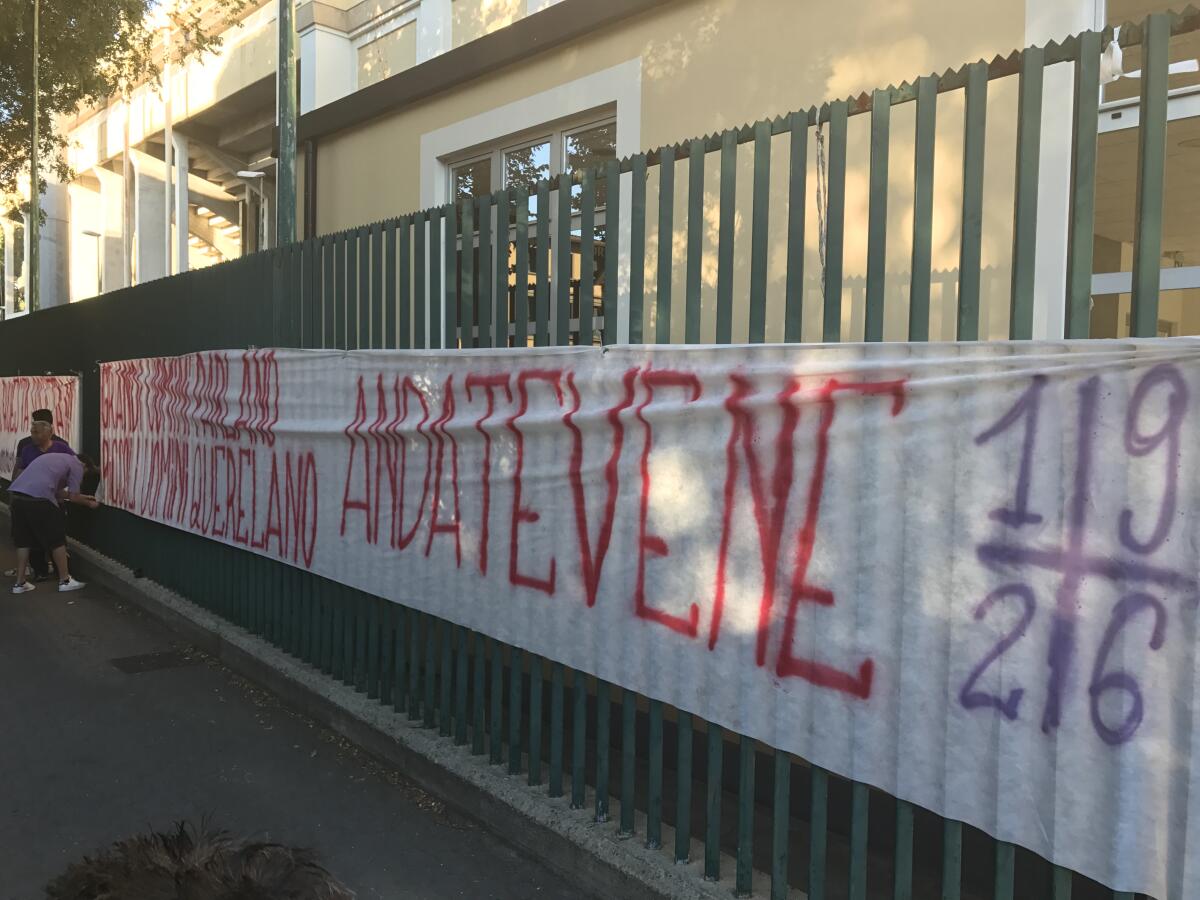 Duecento tifosi sotto casa di Borja Valero per chiedergli di restare. Tutta la giornata viola di ieri dalla nuova maglia alla contestazione - 