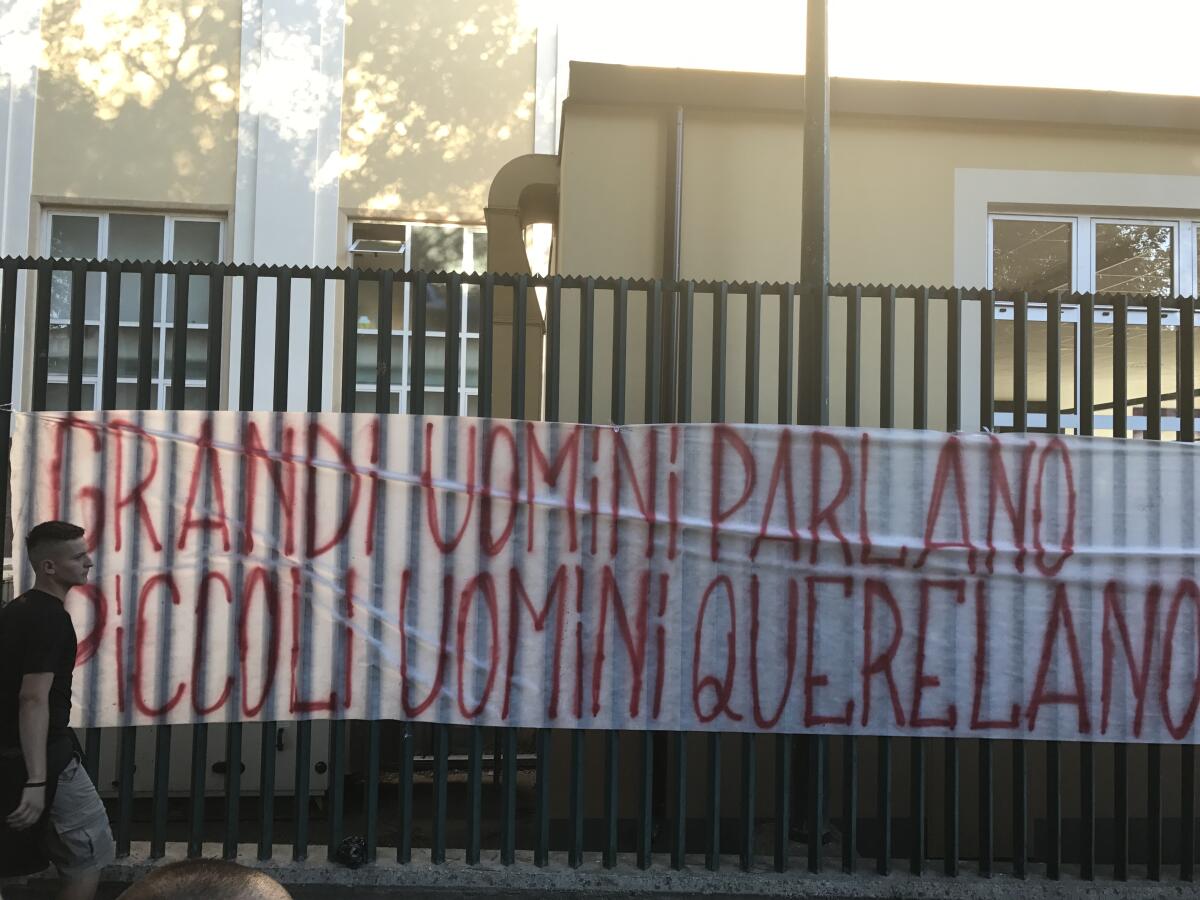 Durissima contestazione in corso al Franchi! Cori e striscioni contro DV e Corvino. - 