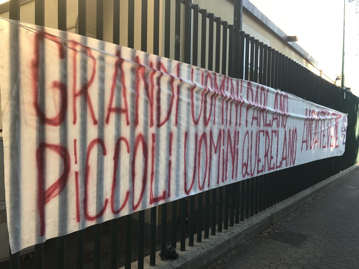 Zitti tutti, parla Firenze! Curva Fiesole a raccolta fuori dal Franchi per urlare la loro rabbia verso la società. - 