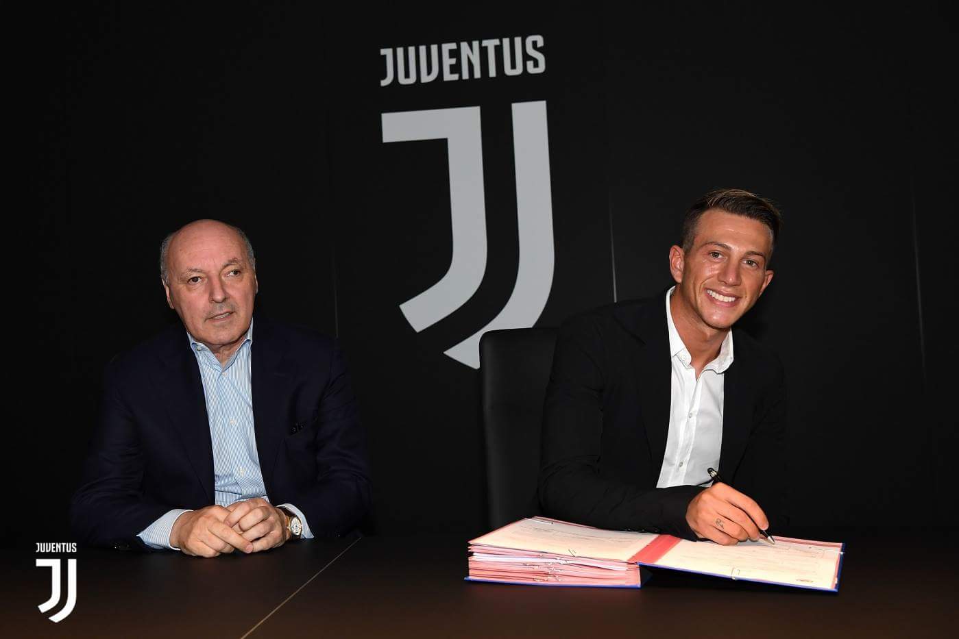 La firma di Bernardeschi con la Juventus