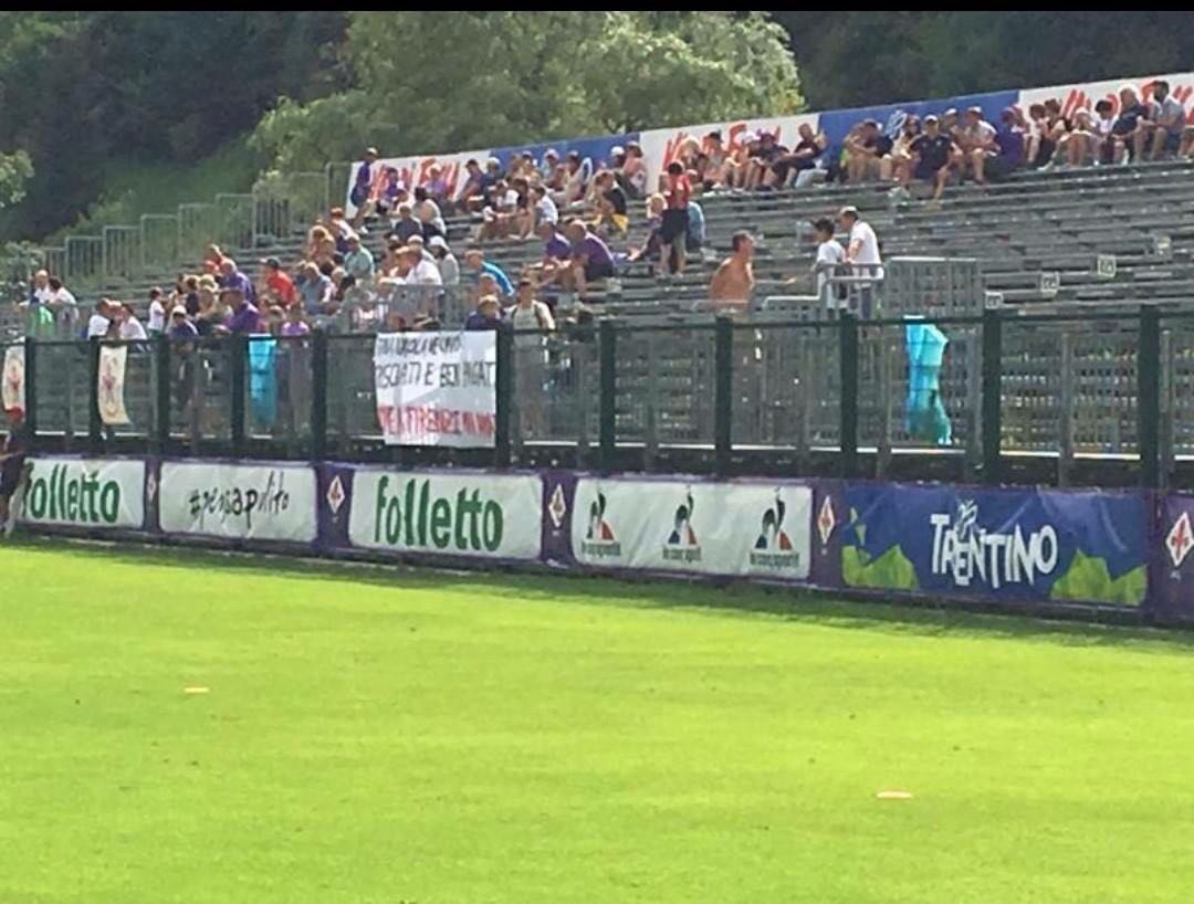 Lo striscione appeso al campo di allenamento della Fiorentina a Moena contro Kalinic, Bernardeschi e Vecino