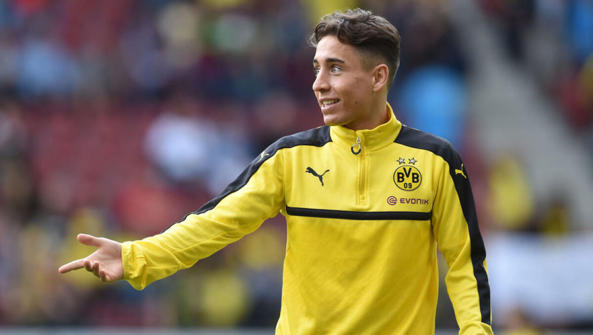 Emre Mor all'Inter ora rischia di saltare davvero: gli agenti chiedono commissioni per 5 milioni... - Dortmund's Turkish midfielder Emre Mor warms up prior to the German first division Bundesliga football match between FC Augsburg and Borussia Dortmund on May 13, 2017 in Augsburg, southern Germany.  / AFP PHOTO / Christof STACHE / RESTRICTIONS: DURIN