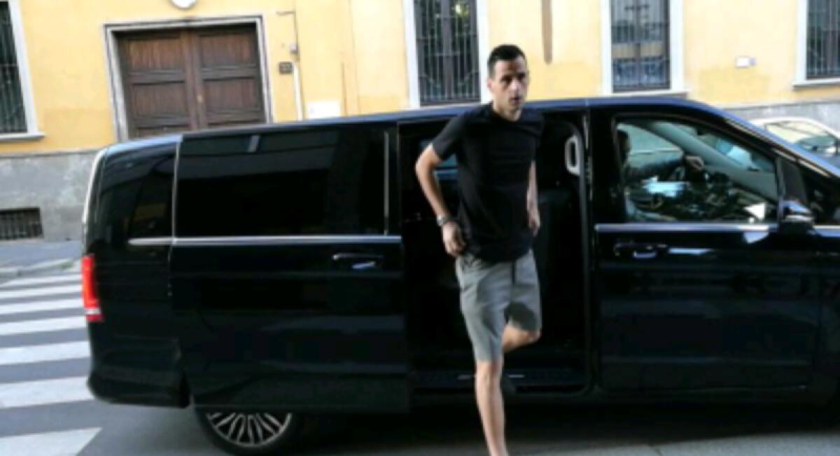 Prima giornata da giocatore del Milan per Kalinic, a Milano per le visite mediche - 
