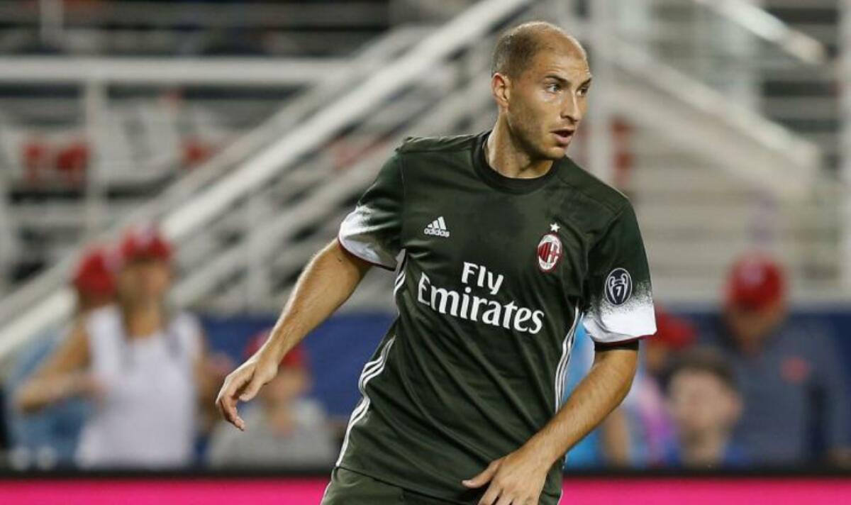 La Nazione, continuano i contatti tra Milan e Fiorentina per Paletta, pronto contratto di due anni per il difensore - 