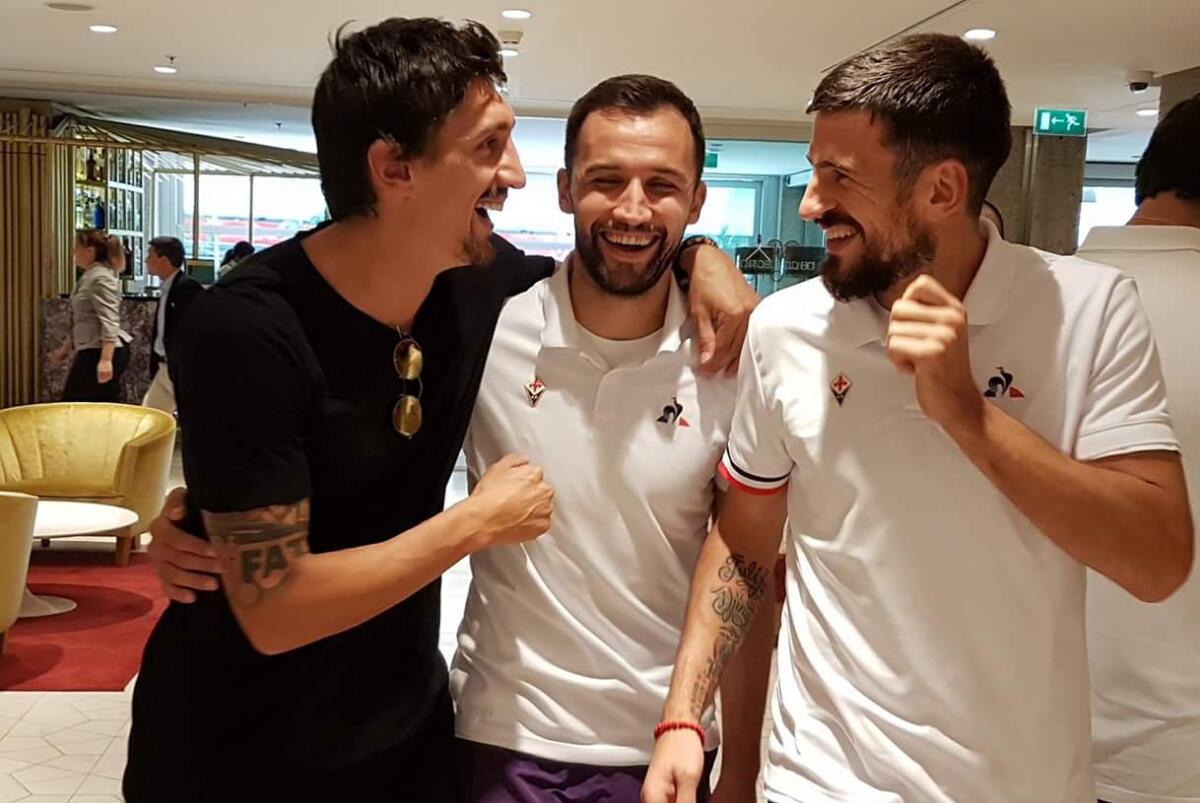 Savic e Simeone nel ritiro della Fiorentina a Madrid per salutare i viola - Savic incontra e scherza con Badelj e Tomovic