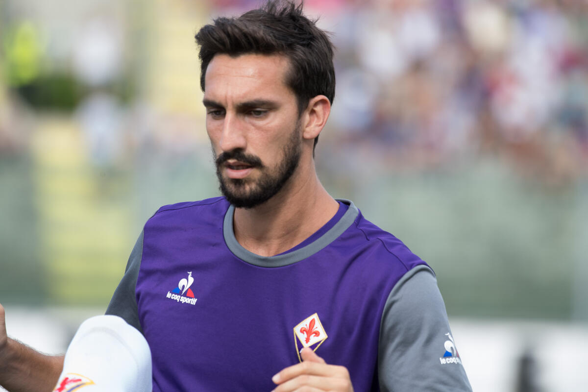 Non si tira mai indietro, nè sul campo nè fuori. Cuore e cervello. Ecco Davide Astori il capitano della viola - Viareggio, Stadio dei Pini, 13.08.2017, Fiorentina-Parma, Foto Fiorenzo Sernacchioli. Copyright Labaroviola.com Davide Astori
