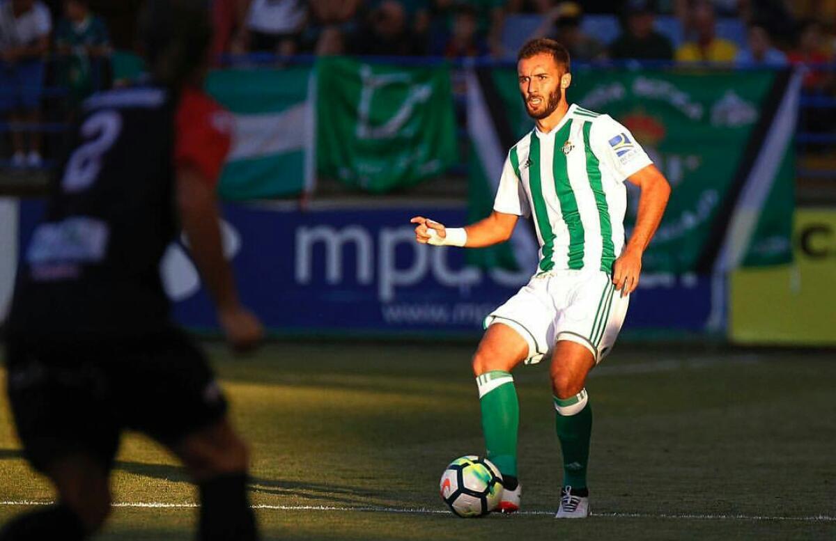 Pezzella: tifosi infuriati per la cessione. Il Betis prende critiche e insulti sui social. I messaggi... - 