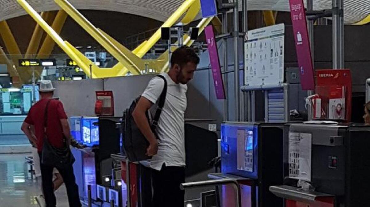 Da Siviglia: Pezzella in aeroporto, è partito per Firenze. Chiusura ad un passo malgrado la cautela del club... - 