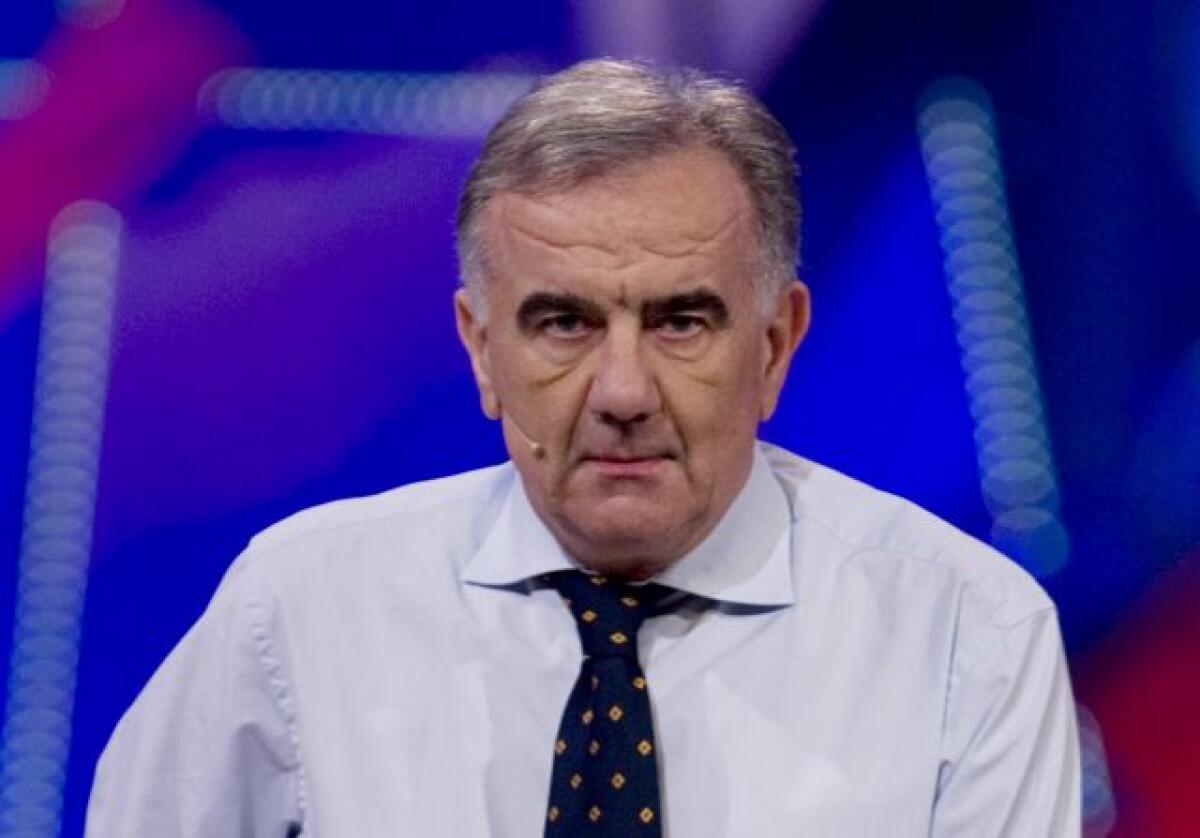 Gene Gnocchi ironico: "Tifosi viola pronti a pagare subito la clausola rescissoria di Corvino" - 