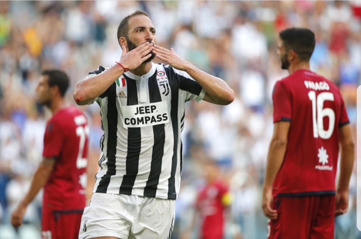 La Juventus vince all'esordio contro il Cagliari 3-0. Per Bernardeschi nemmeno un minuto in campo - 