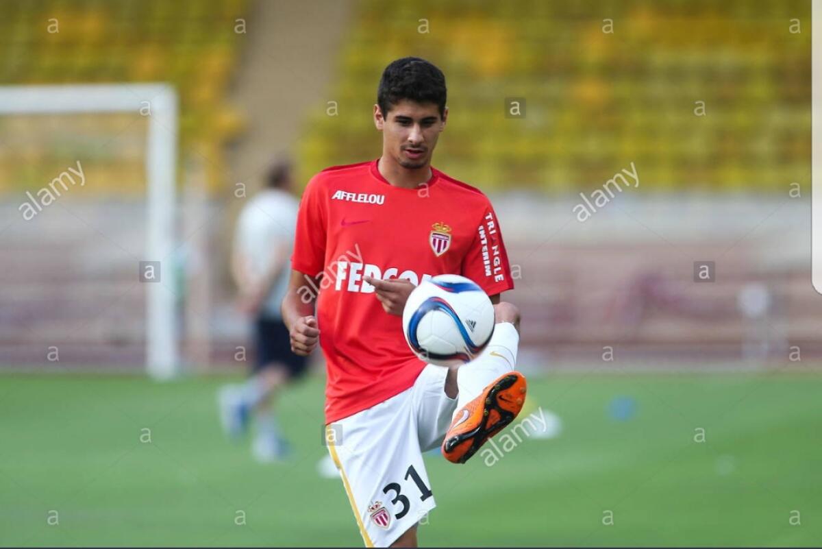 Gil Dias su Facebook: "Molto felice di indossare una maglia storica, grazie Fiorentina!" - 