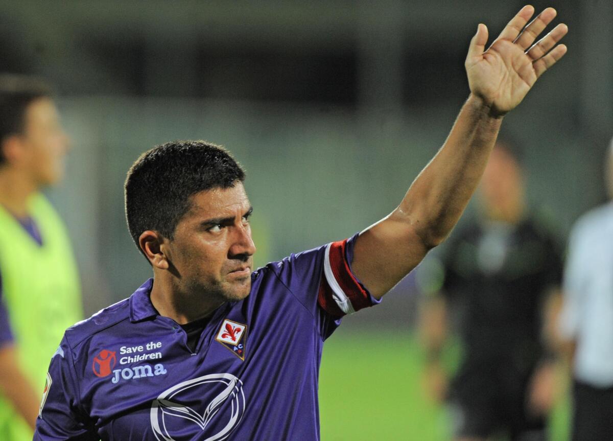 Pizarro: "Dispiaciuto per i tifosi viola, situazione triste. Amano il bel calcio, ma serve pazienza..." - David Pizarro con indosso la maglia viola