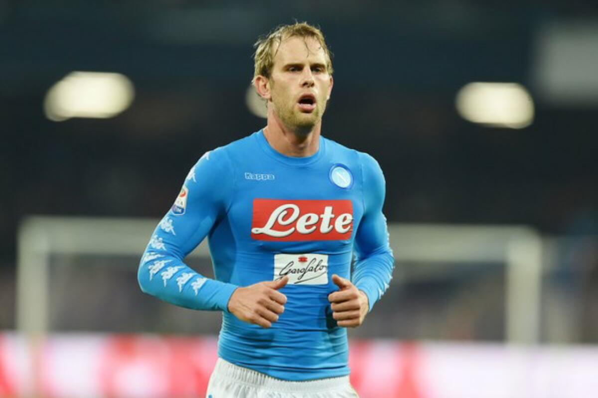 La priorità per il terzino sinistro è Strinic del Napoli, Laxalt bloccato per questione tattiche dai viola - 