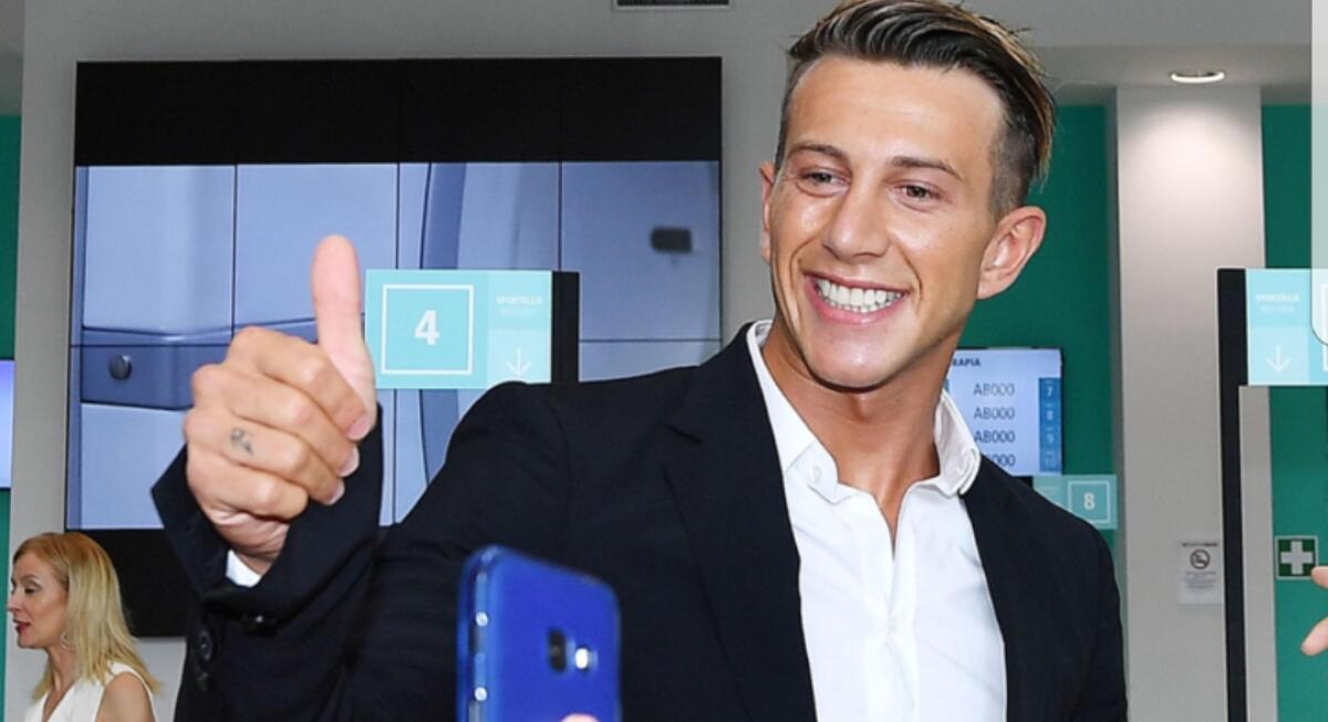 Entra Bernardeschi e i tifosi della Juventus fanno un coro contro la Fiorentina: "Firenze in fiamme, Firenze in fiamme" - 