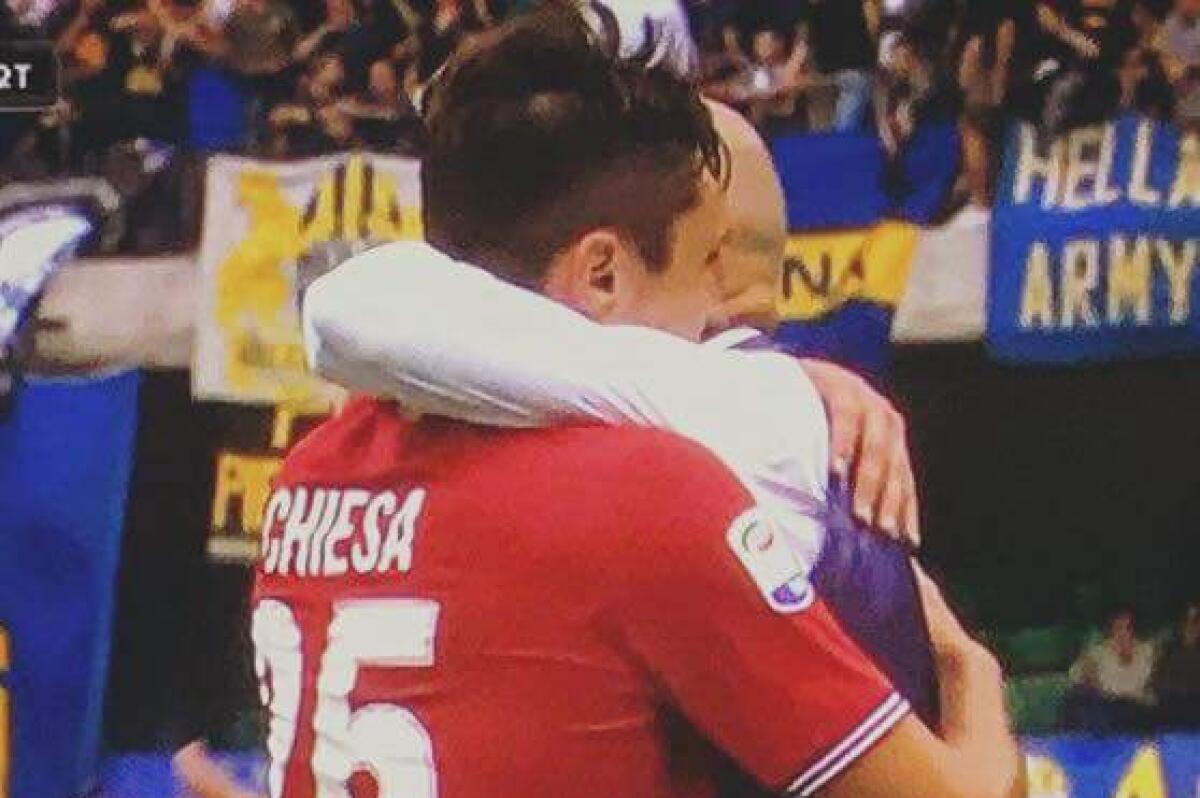 Quel lungo abbraccio tra Federico Chiesa e Stefano Pioli. Il gesto più bello nel giorno della manita della Fiorentina - 
