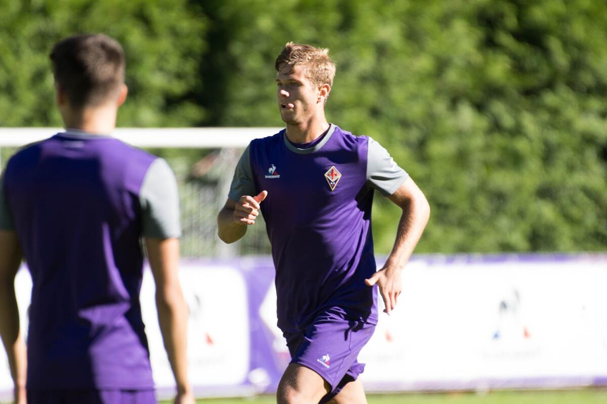 Agente Gori: "Oggi ha fatto un goal alla Messi o alla Neymar, nonostante non sia uno specialista nei calci di punizione" - Moena, Ritiro della Fiorentina 16.07.2017, Foto Fiorenzo Sernacchioli. Copyright Labaroviola.com
