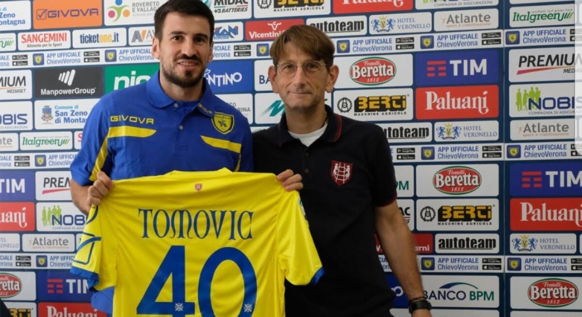 Parte male l'avventura di Tomovic a Verona, il suo fallo da rigore costa la vittoria al Chievo - 