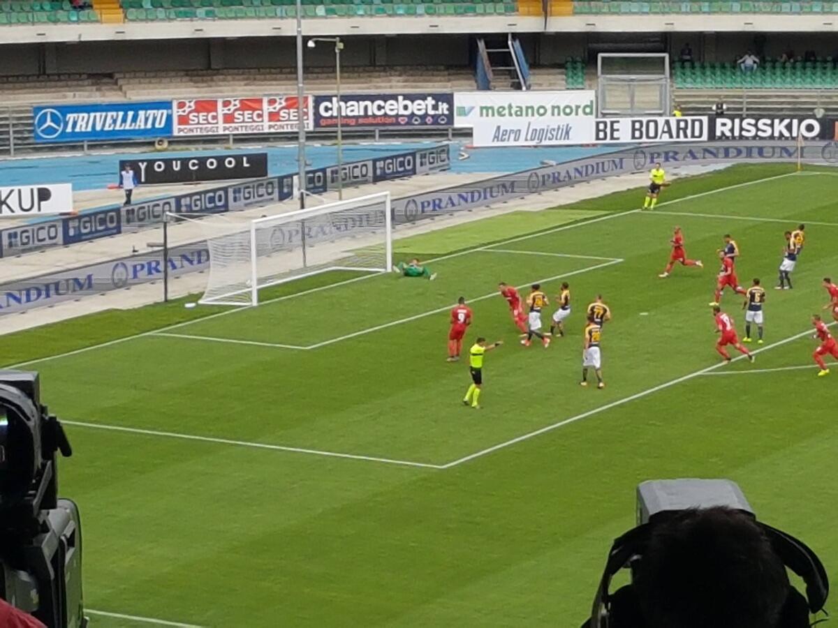 Dominio viola al "Bentegodi": Simeone, Thereau e Astori firmano il 3-0 dopo i primi 45' - 