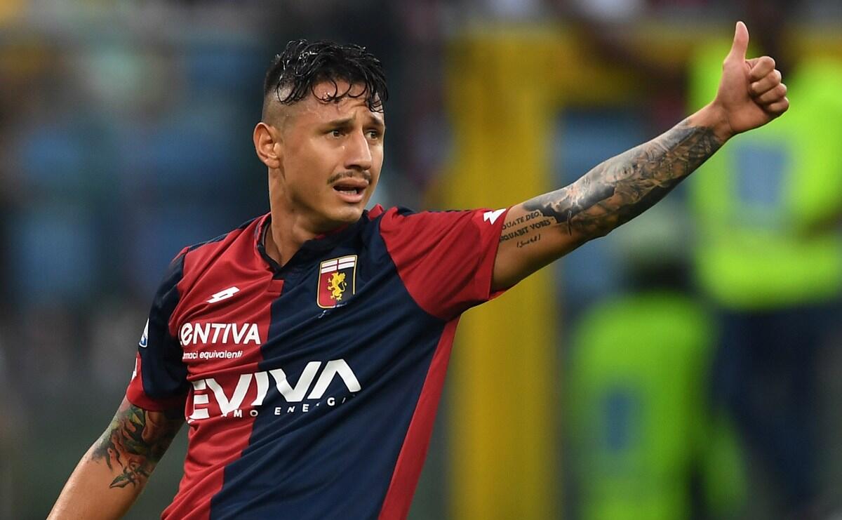Genoa, lesione al legamento collaterale per Lapadula, dovrà stare 45 giorni ai box. Contro la Fiorentina... - GENOA, ITALY - AUGUST 26:  Gianluca Lapadula of Genoa CFC reacts during the Serie A match between Genoa CFC and Juventus at Stadio Luigi Ferraris on August 26, 2017 in Genoa, Italy.  (Photo by Valerio Pennicino/Getty Images)