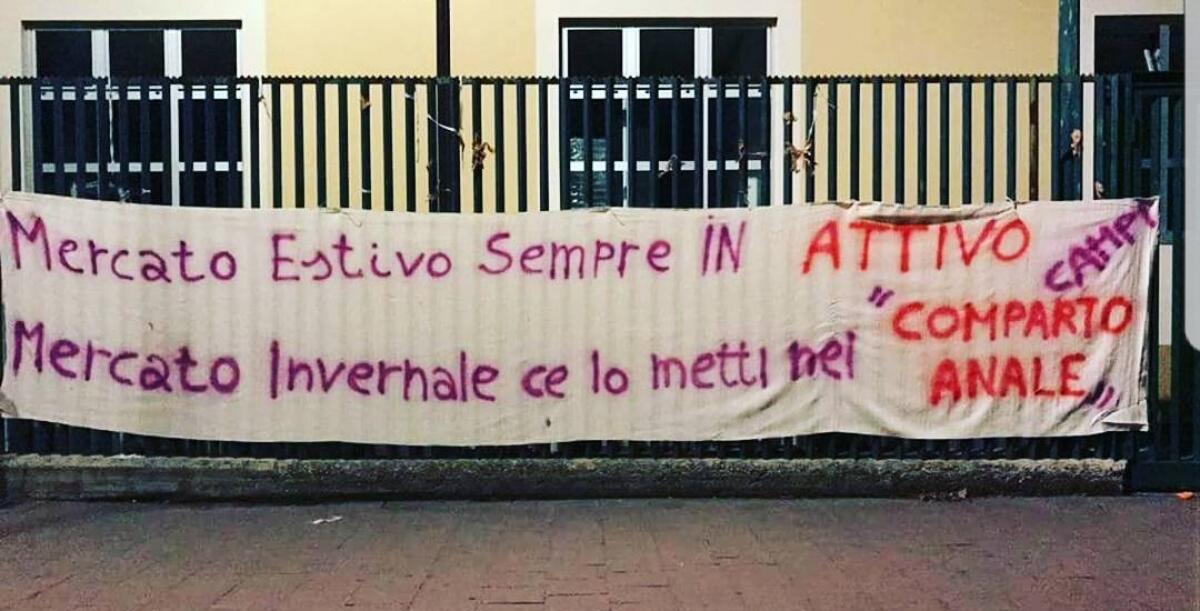 Striscione al Franchi: "Mercato estivo sempre in attivo, mercato invernale ce lo metti nel comparto..." - Questo lo striscione comparso nella giornata di oggi suo cancelli dello stadio Franchi