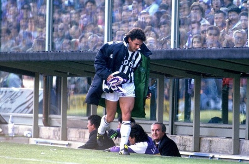 Baggio raccoglie la sciarpa della Fiorentina e se la mette al collo il giorno del ritorno a Firenze con la maglia della Juventus