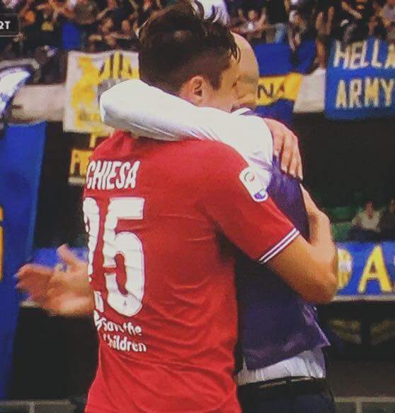 L'abbraccio tra Chiesa e Pioli all'uscita dal campo del classe 97