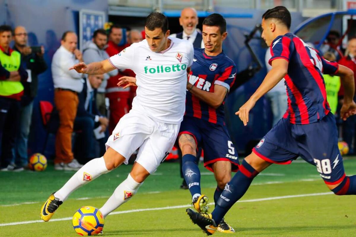 Raccattapalle sabotati, provocazioni e perdite di tempo. Cosi a Crotone nel secondo tempo non si è mai giocato - 