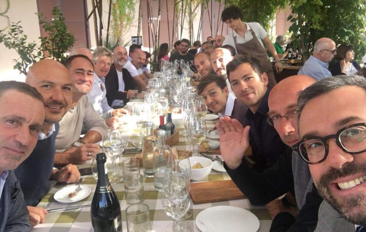 Pioli porta tutto lo staff tecnico e la dirigenza a pranzo fuori: "I successi si costruiscono a tavola" - Lo staff viola portato a pranzo fuori da Stefano Pioli