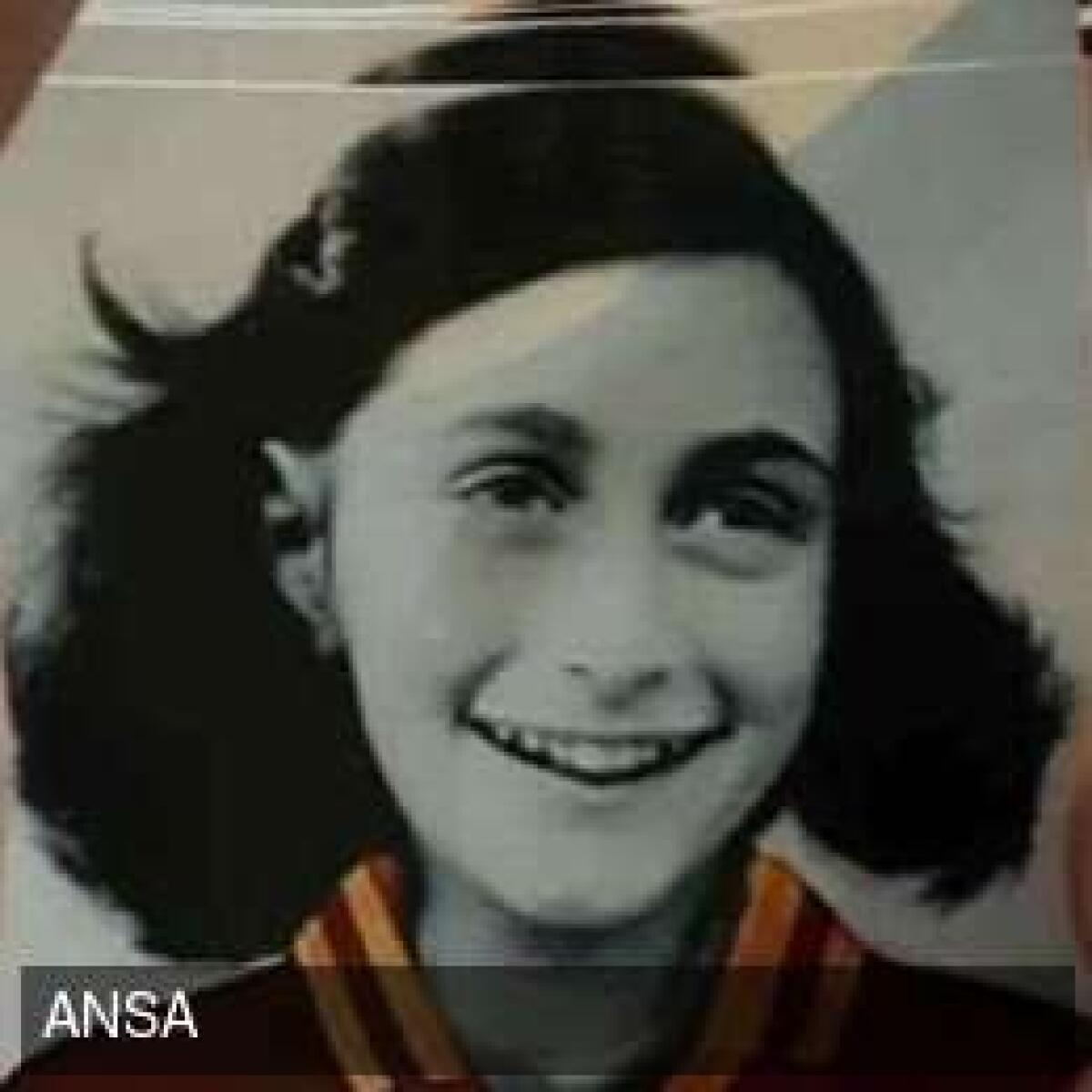 Ultras Lazio, adesivi antisemiti in curva Sud: Anna Frank con la maglia della Roma, volantini e scritte... - 