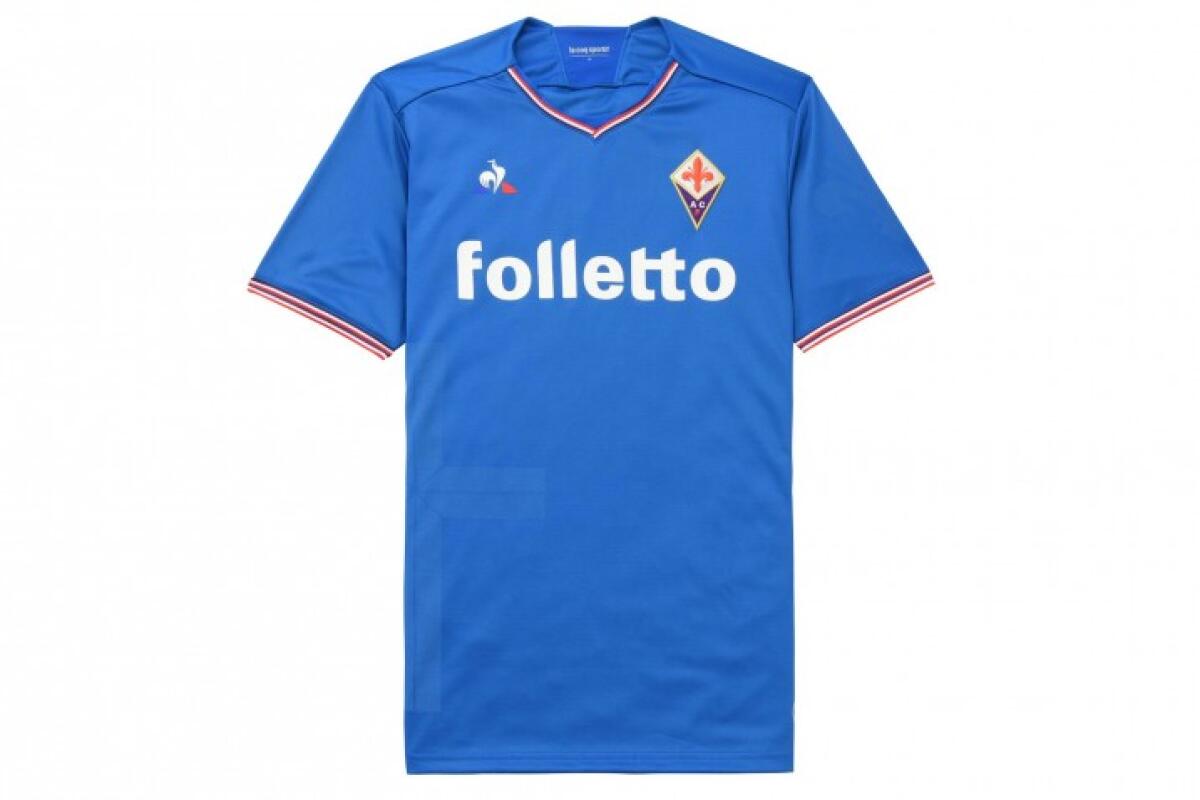 A Benevento farà l'esordio anche la maglia azzurra, dedicata al quartiere di Santa Croce - La maglia azzurra della Fiorentina 2017/2018
