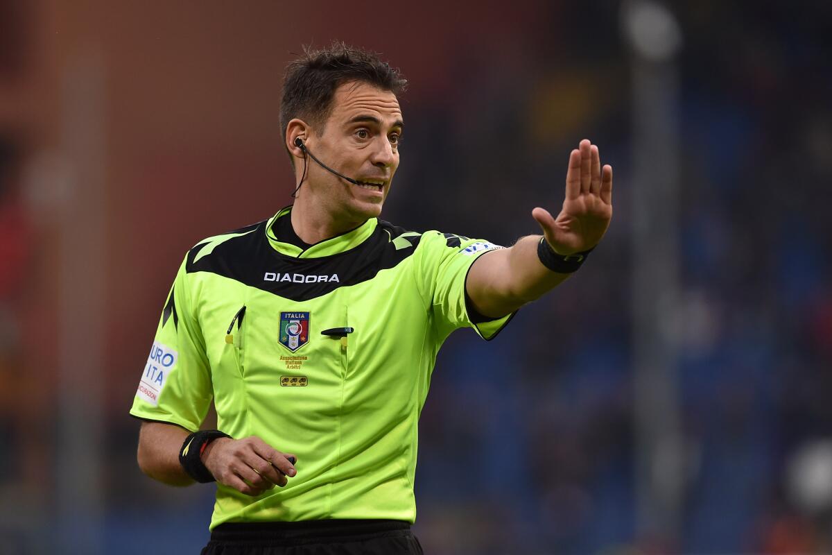 Benevento-Fiorentina sarà diretta da Gavillucci, Alassio e Zappatore gli assistenti - during the Serie A match between Genoa CFC and Carpi FC at Stadio Luigi Ferraris on November 29, 2015 in Genoa, Italy.